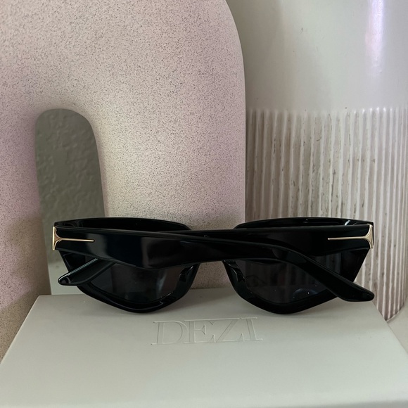 DEZI Sunwear “On Read” in Black / Dark Smoke NWOT - Picture 9 of 11